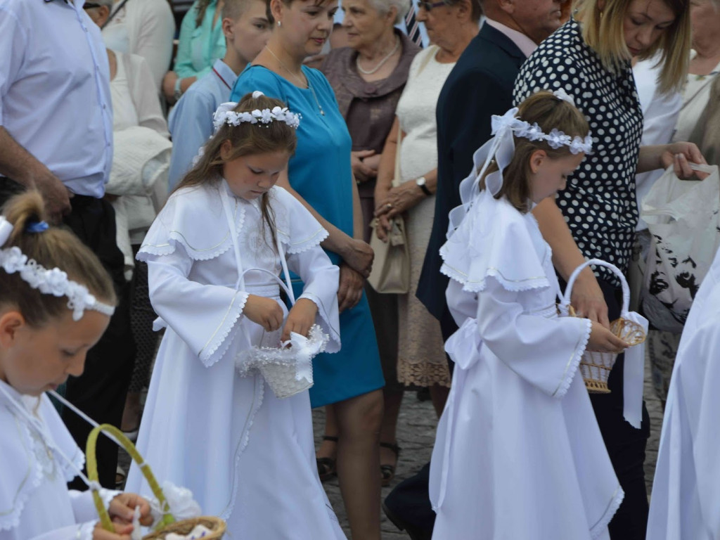 Wielka manifestacja chrześcijańskiej wiary.Tłumy kruszwiczan w procesji Bożego Ciała [GALERIA]