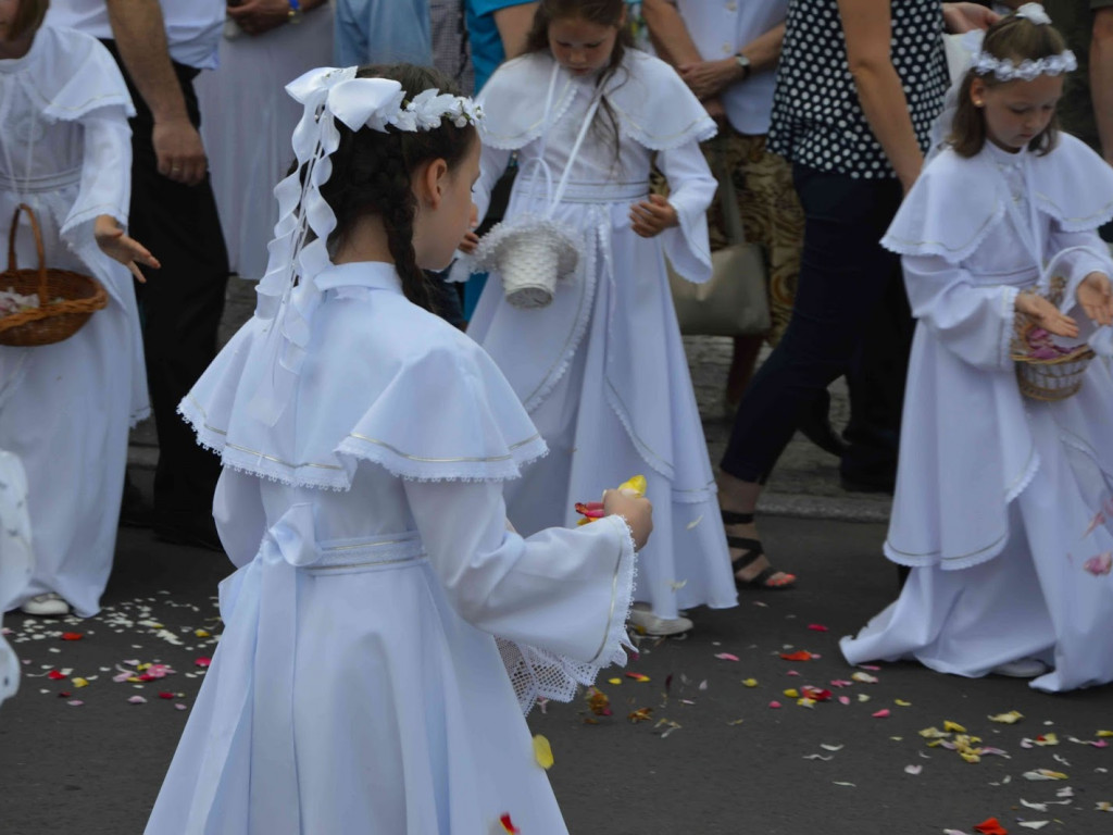 Wielka manifestacja chrześcijańskiej wiary.Tłumy kruszwiczan w procesji Bożego Ciała [GALERIA]