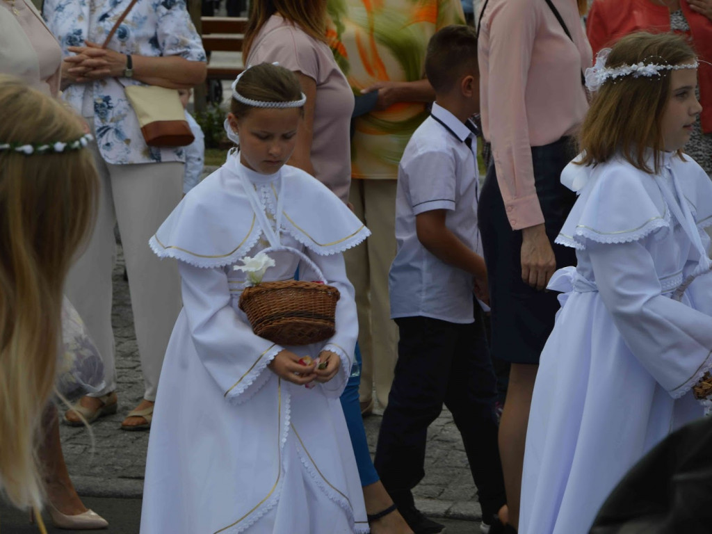 Wielka manifestacja chrześcijańskiej wiary.Tłumy kruszwiczan w procesji Bożego Ciała [GALERIA]