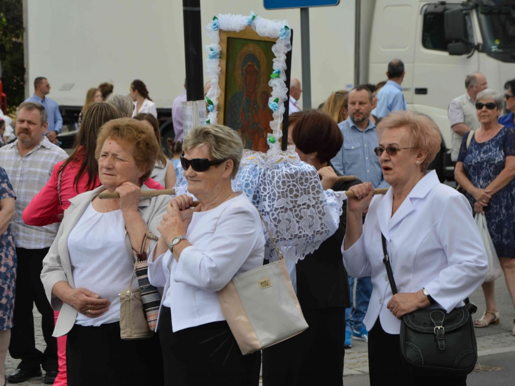 Wielka manifestacja chrześcijańskiej wiary.Tłumy kruszwiczan w procesji Bożego Ciała [GALERIA]