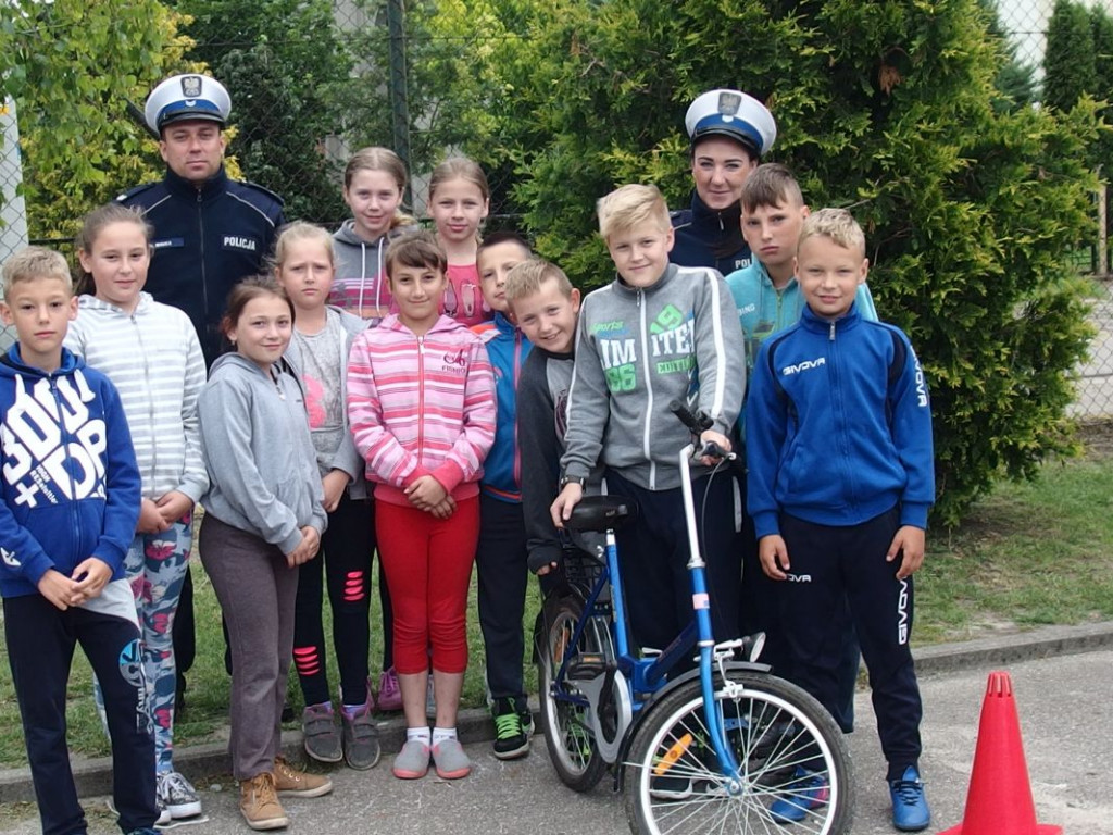 Uczniowie z Polanowic na egzaminie praktycznym z jazdy na rowerze [FOTO]