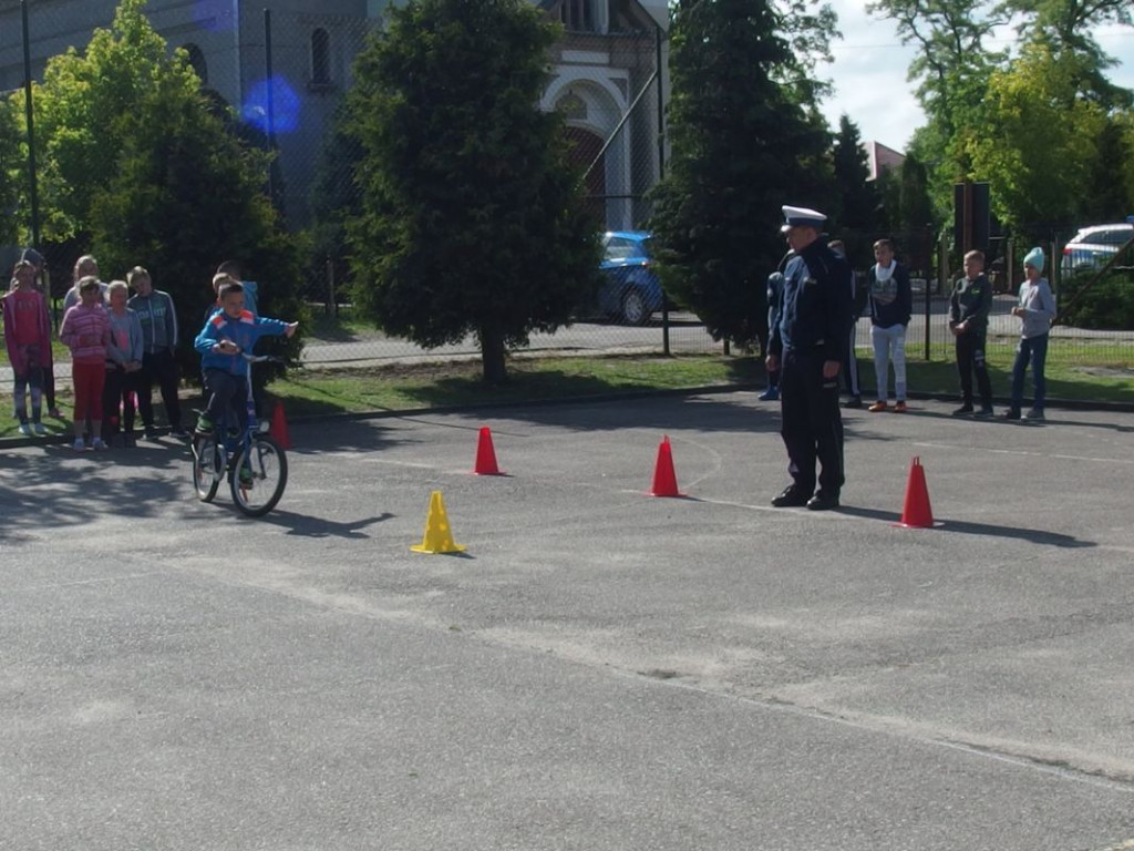 Uczniowie z Polanowic na egzaminie praktycznym z jazdy na rowerze [FOTO]