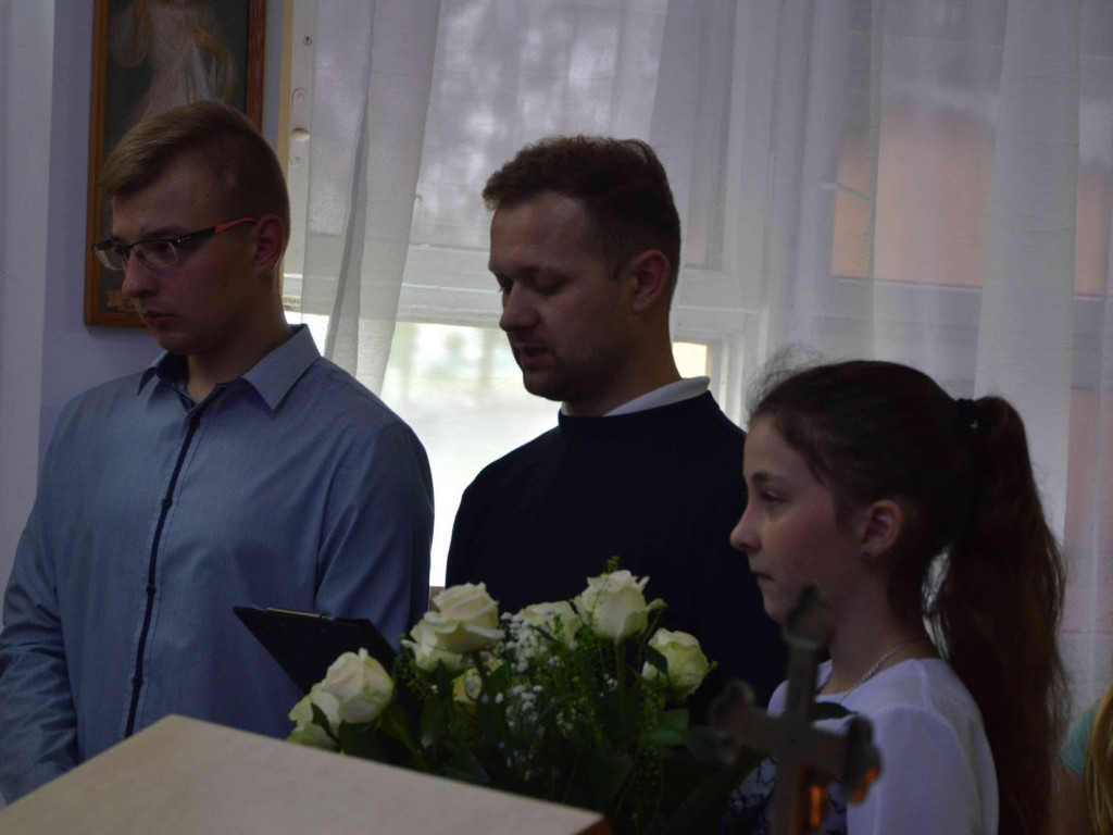 Szarlej: Mieszkańcy wsi pożegnali się z księdzem Łukaszem Staniszewskim [GALERIA+VIDEO]