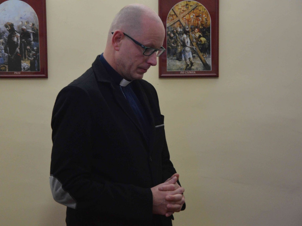 Szarlej: Mieszkańcy wsi pożegnali się z księdzem Łukaszem Staniszewskim [GALERIA+VIDEO]
