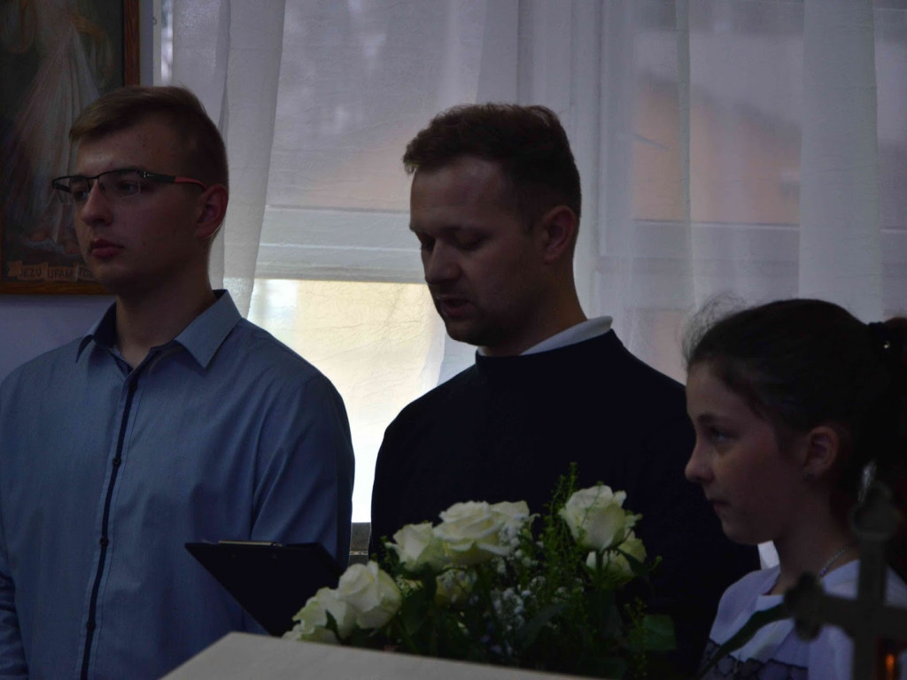 Szarlej: Mieszkańcy wsi pożegnali się z księdzem Łukaszem Staniszewskim [GALERIA+VIDEO]