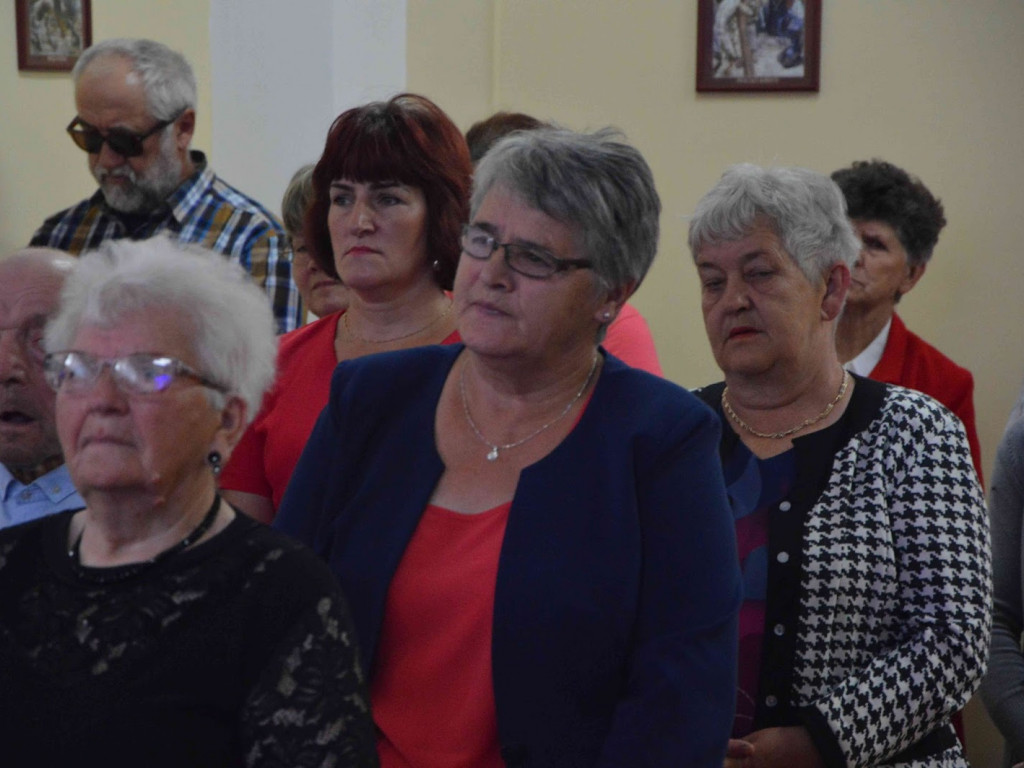 Szarlej: Mieszkańcy wsi pożegnali się z księdzem Łukaszem Staniszewskim [GALERIA+VIDEO]