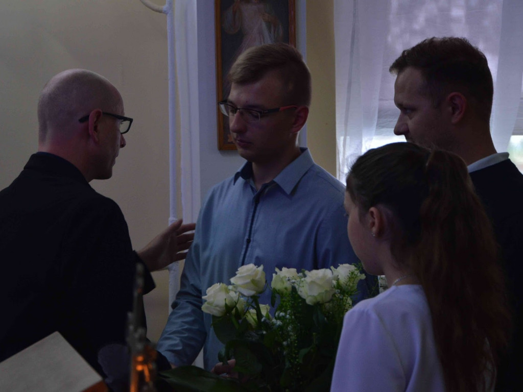 Szarlej: Mieszkańcy wsi pożegnali się z księdzem Łukaszem Staniszewskim [GALERIA+VIDEO]