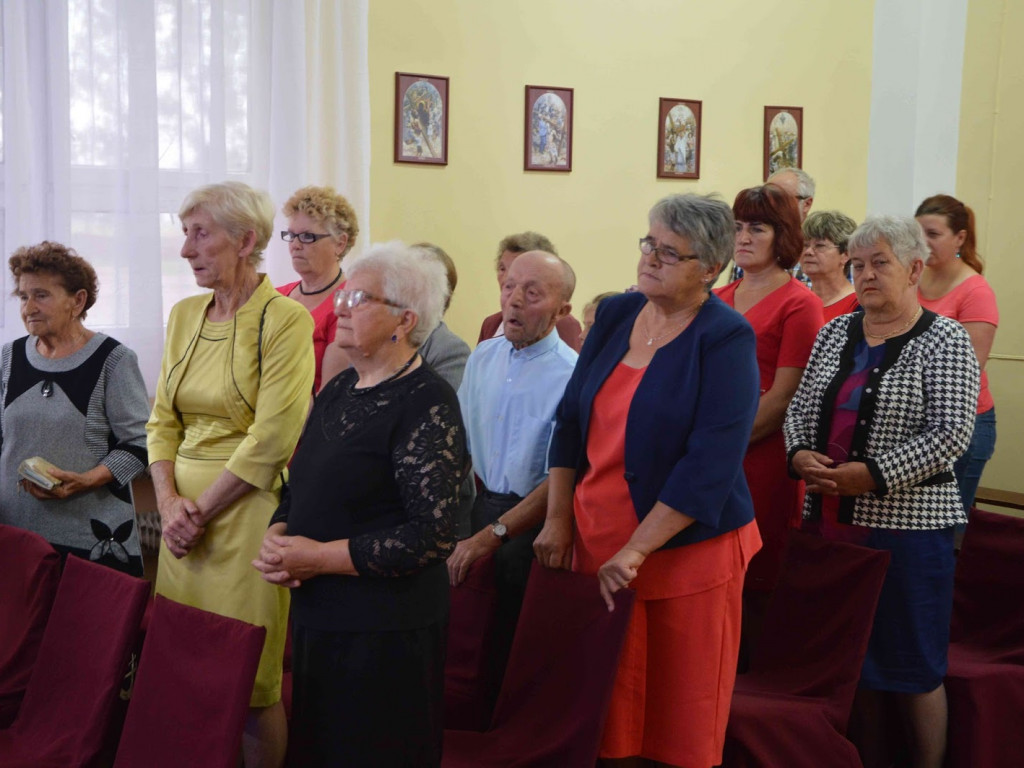 Szarlej: Mieszkańcy wsi pożegnali się z księdzem Łukaszem Staniszewskim [GALERIA+VIDEO]