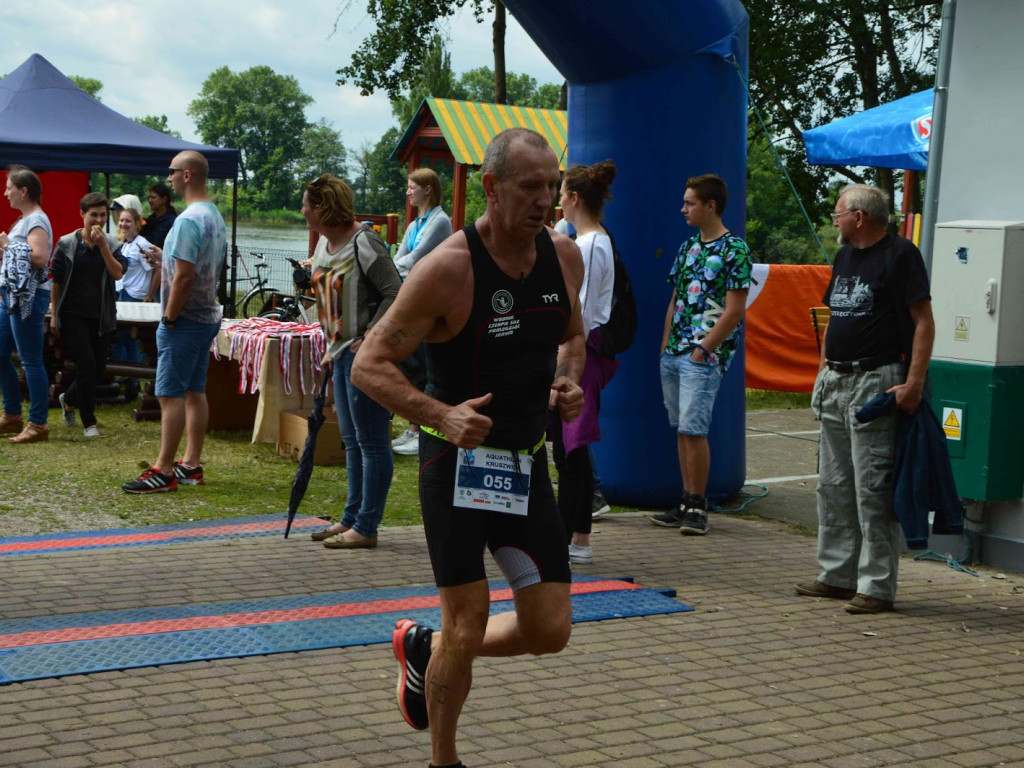 Aquathlon Kruszwica 2017: Zawodnicy pokonują liczący pięć kilometrów bieg! [FOTO]