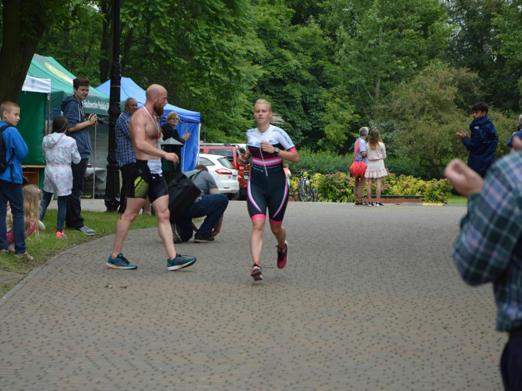 Aquathlon Kruszwica 2017: Zawodnicy pokonują liczący pięć kilometrów bieg! [FOTO]