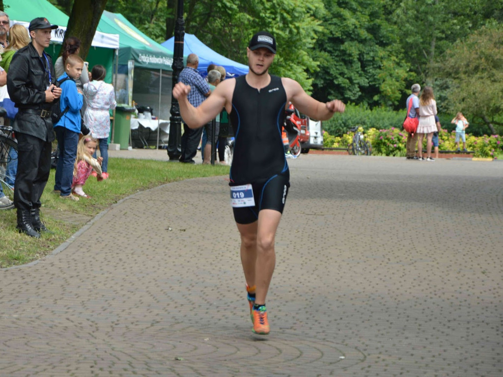 Aquathlon Kruszwica 2017: Zawodnicy pokonują liczący pięć kilometrów bieg! [FOTO]