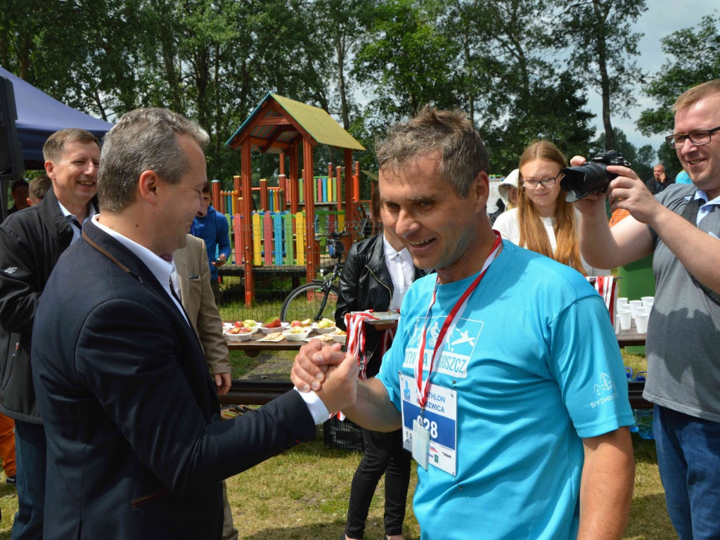Aquathlon Kruszwica 2017: Zawodnicy pokonują liczący pięć kilometrów bieg! [FOTO]