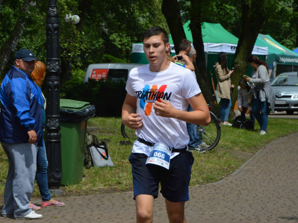 Aquathlon Kruszwica 2017: Zawodnicy pokonują liczący pięć kilometrów bieg! [FOTO]