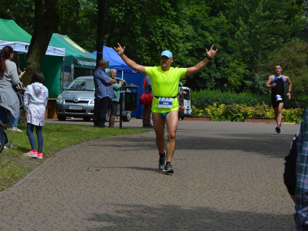 Aquathlon Kruszwica 2017: Zawodnicy pokonują liczący pięć kilometrów bieg! [FOTO]