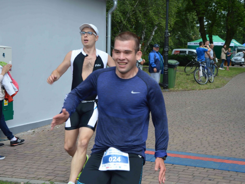 Aquathlon Kruszwica 2017: Zawodnicy pokonują liczący pięć kilometrów bieg! [FOTO]
