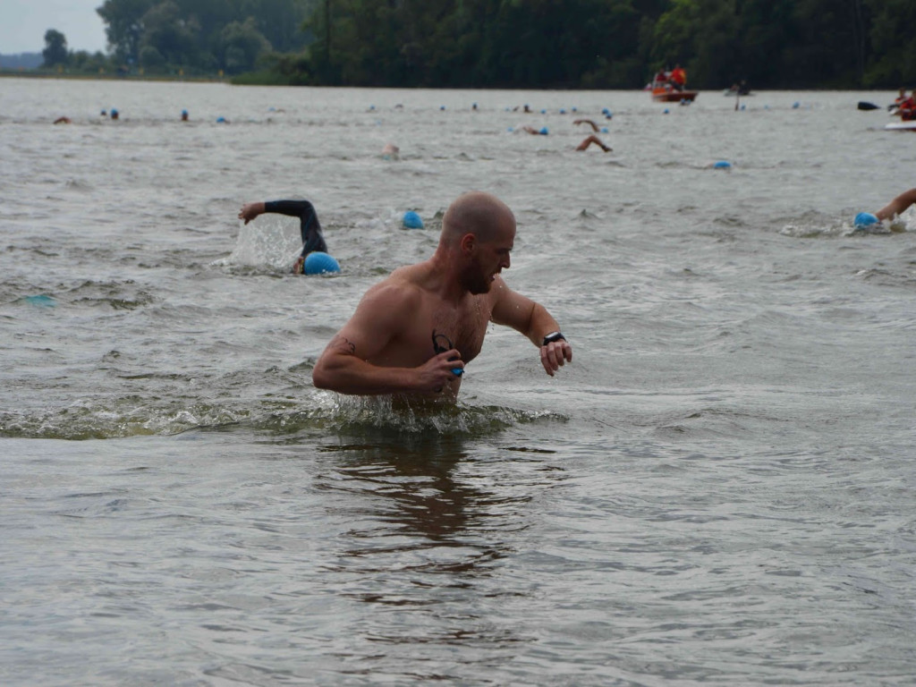 Aguathlon Kruszwica 2017: Zawodnicy rywalizują w wodzie [FOTO+VIDEO]