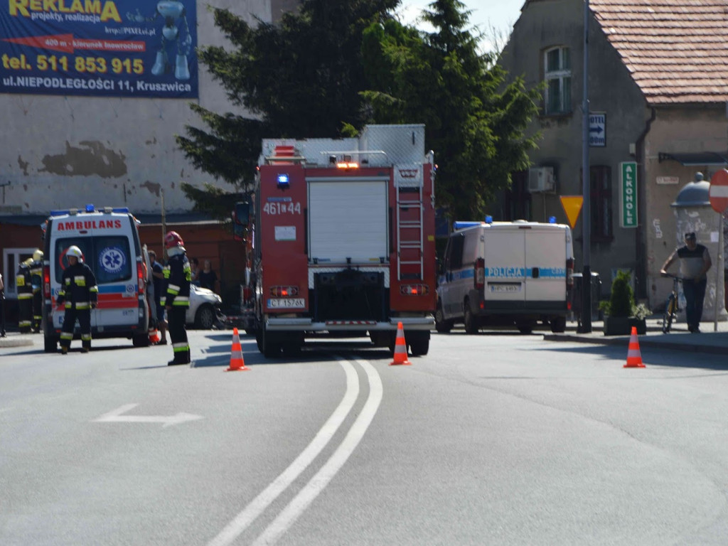 Poważny wypadek przy kruszwickim rynku.  Na miejscu zderzyły się trzy auta osobowe