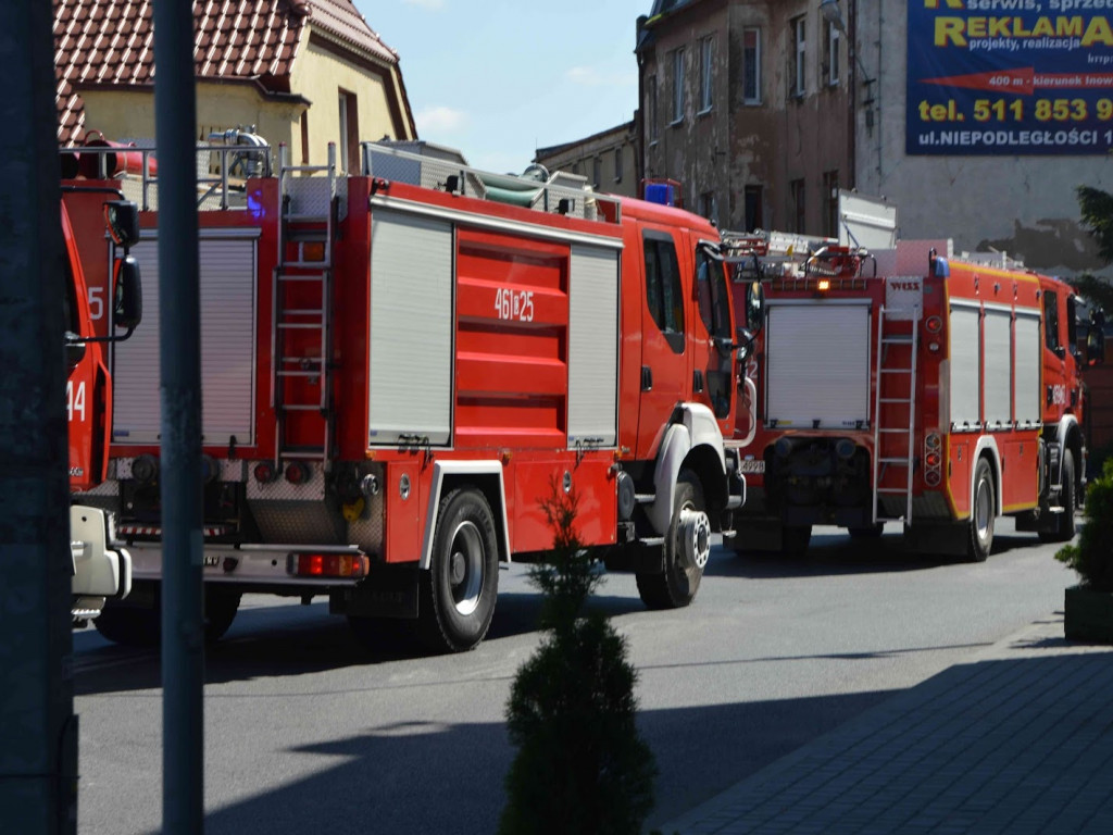 Poważny wypadek przy kruszwickim rynku.  Na miejscu zderzyły się trzy auta osobowe