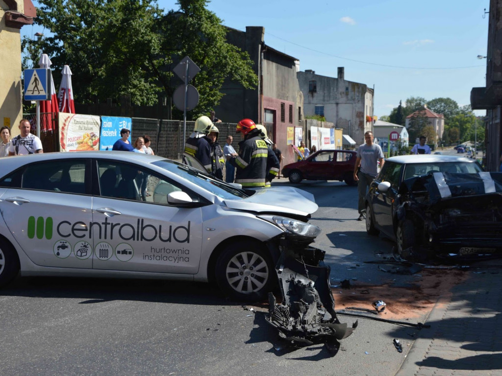 Poważny wypadek przy kruszwickim rynku.  Na miejscu zderzyły się trzy auta osobowe