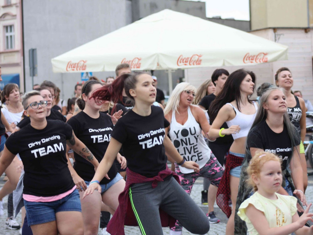 Wielkie nocne Dirty Dancing w Kruszwicy. Zobacz zdjęcia z maratonu zumby!