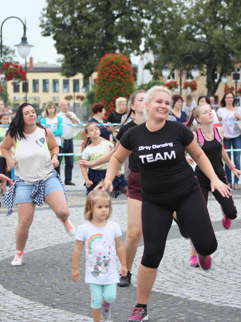 Wielkie nocne Dirty Dancing w Kruszwicy. Zobacz zdjęcia z maratonu zumby!
