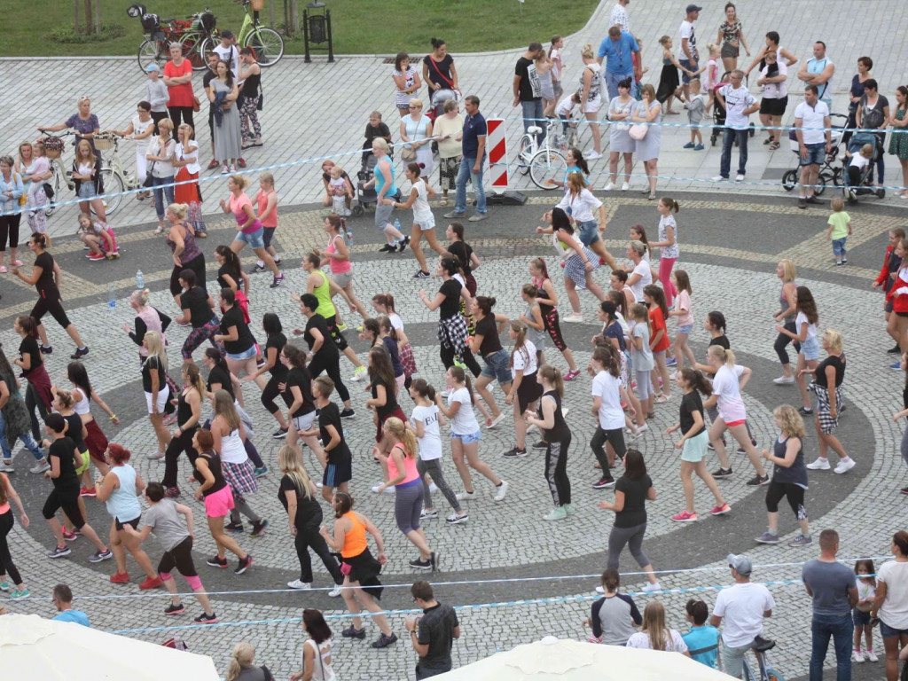Wielkie nocne Dirty Dancing w Kruszwicy. Zobacz zdjęcia z maratonu zumby!