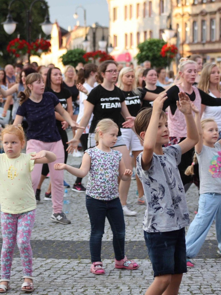 Wielkie nocne Dirty Dancing w Kruszwicy. Zobacz zdjęcia z maratonu zumby!