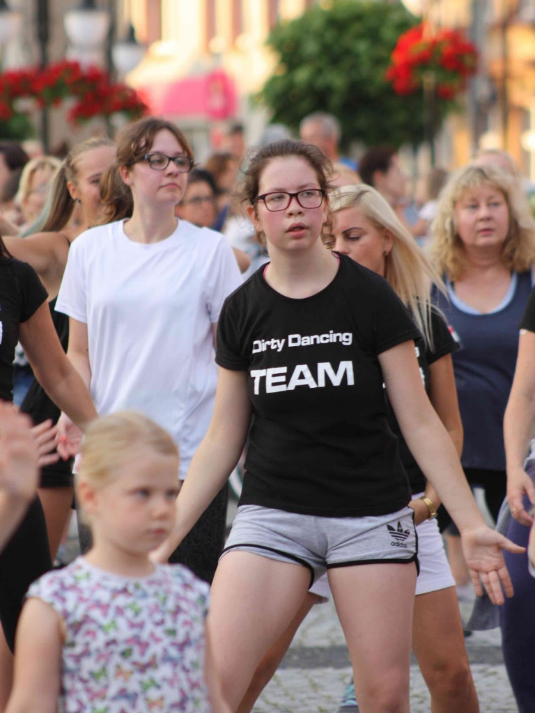 Wielkie nocne Dirty Dancing w Kruszwicy. Zobacz zdjęcia z maratonu zumby!