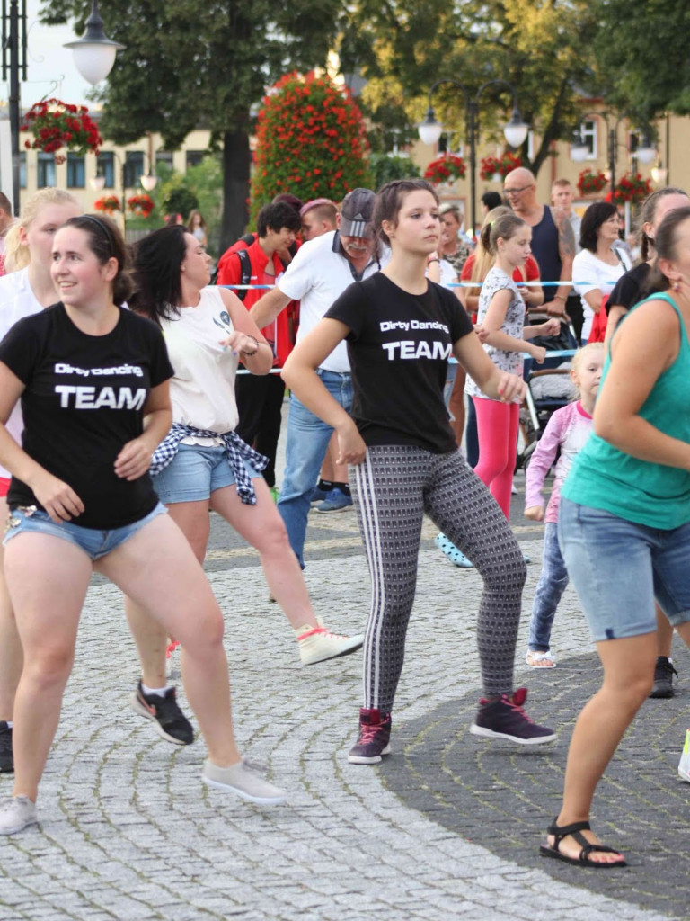 Wielkie nocne Dirty Dancing w Kruszwicy. Zobacz zdjęcia z maratonu zumby!
