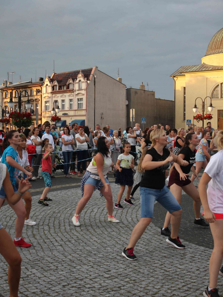 Wielkie nocne Dirty Dancing w Kruszwicy. Zobacz zdjęcia z maratonu zumby!