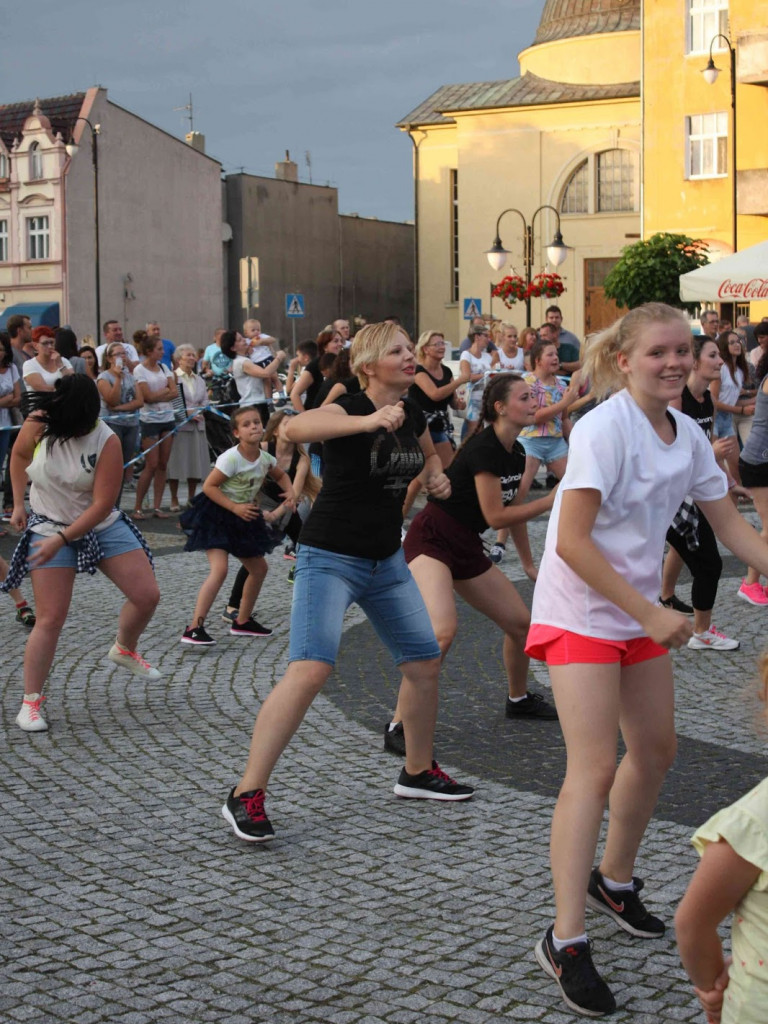 Wielkie nocne Dirty Dancing w Kruszwicy. Zobacz zdjęcia z maratonu zumby!