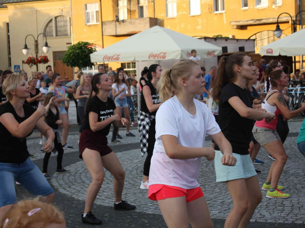 Wielkie nocne Dirty Dancing w Kruszwicy. Zobacz zdjęcia z maratonu zumby!