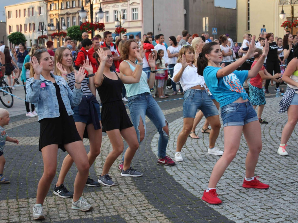 Wielkie nocne Dirty Dancing w Kruszwicy. Zobacz zdjęcia z maratonu zumby!