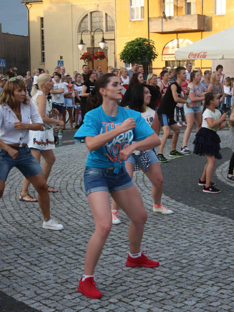 Wielkie nocne Dirty Dancing w Kruszwicy. Zobacz zdjęcia z maratonu zumby!