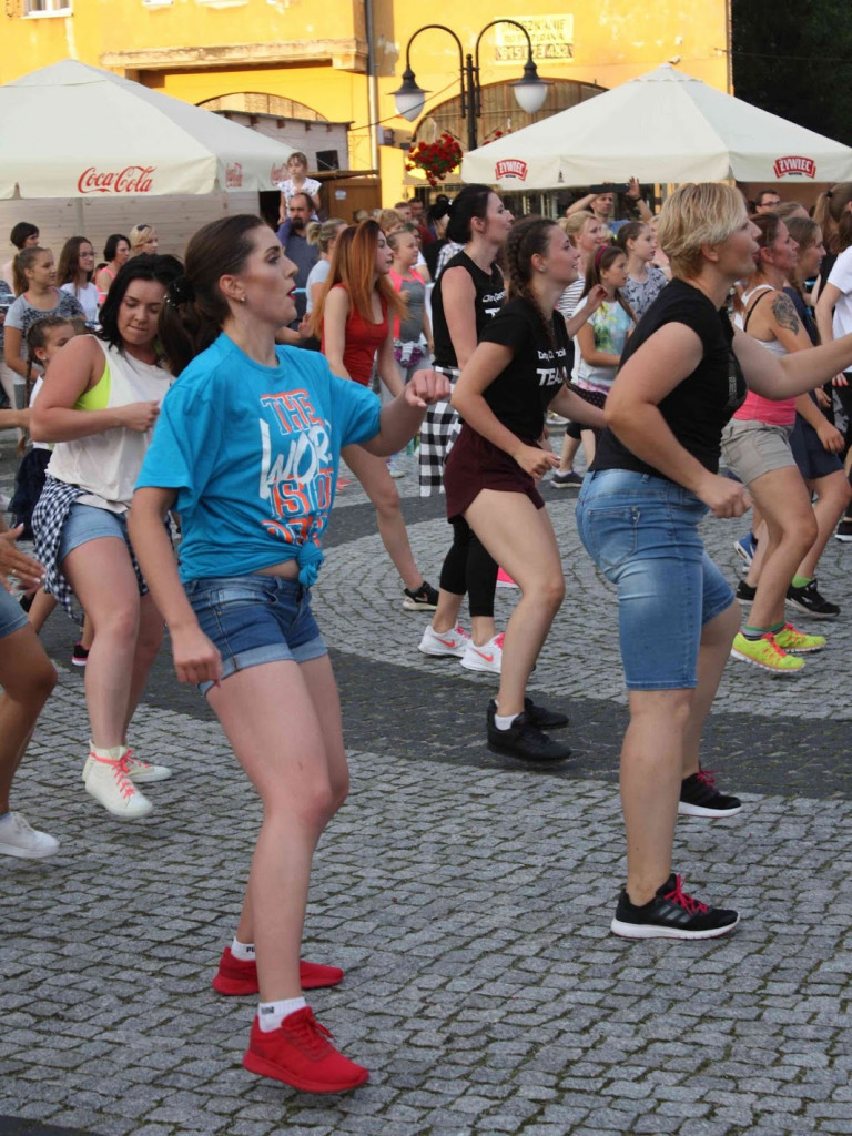 Wielkie nocne Dirty Dancing w Kruszwicy. Zobacz zdjęcia z maratonu zumby!