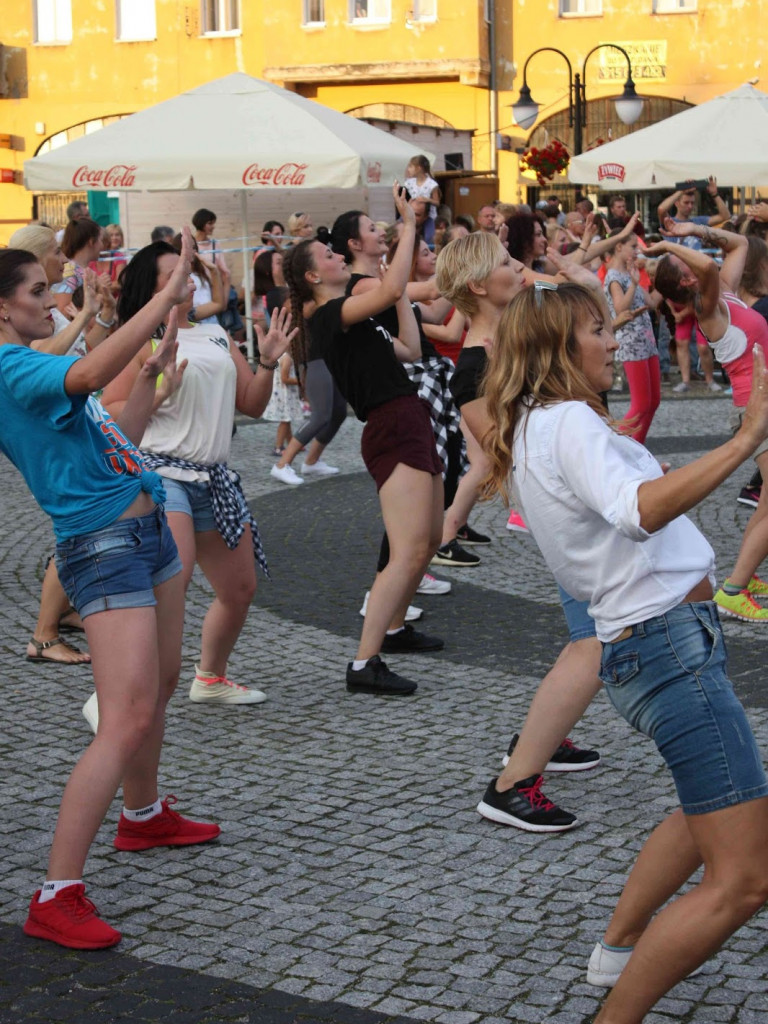 Wielkie nocne Dirty Dancing w Kruszwicy. Zobacz zdjęcia z maratonu zumby!