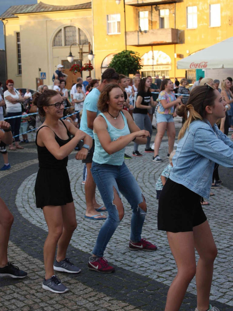 Wielkie nocne Dirty Dancing w Kruszwicy. Zobacz zdjęcia z maratonu zumby!