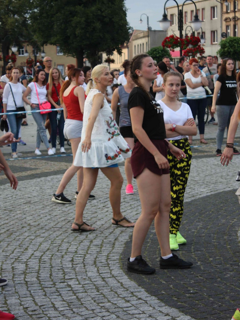 Wielkie nocne Dirty Dancing w Kruszwicy. Zobacz zdjęcia z maratonu zumby!