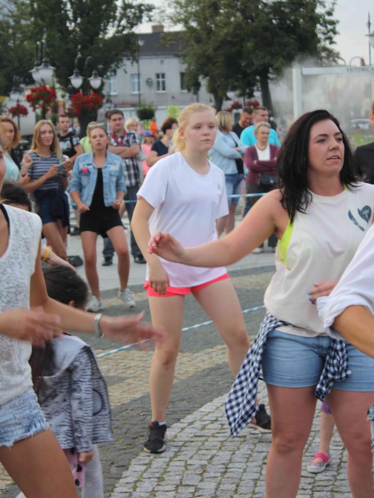 Wielkie nocne Dirty Dancing w Kruszwicy. Zobacz zdjęcia z maratonu zumby!
