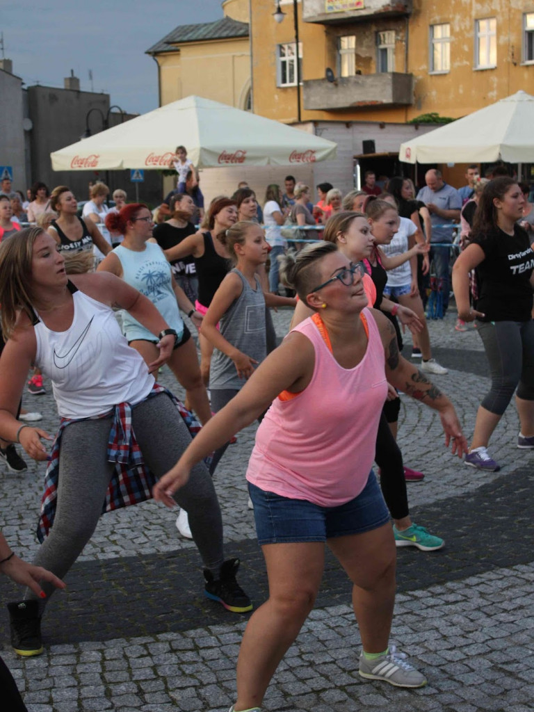 Wielkie nocne Dirty Dancing w Kruszwicy. Zobacz zdjęcia z maratonu zumby!