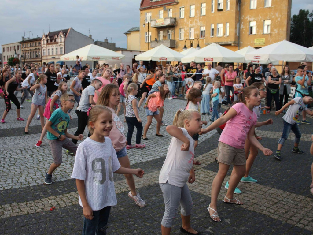 Wielkie nocne Dirty Dancing w Kruszwicy. Zobacz zdjęcia z maratonu zumby!