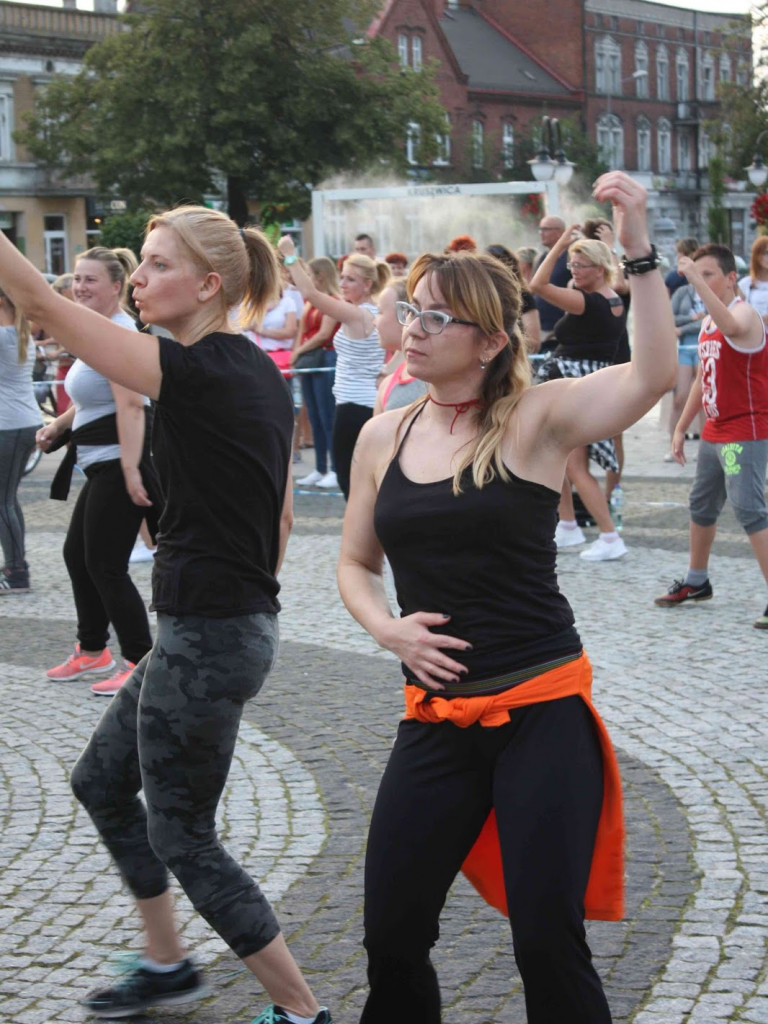 Wielkie nocne Dirty Dancing w Kruszwicy. Zobacz zdjęcia z maratonu zumby!