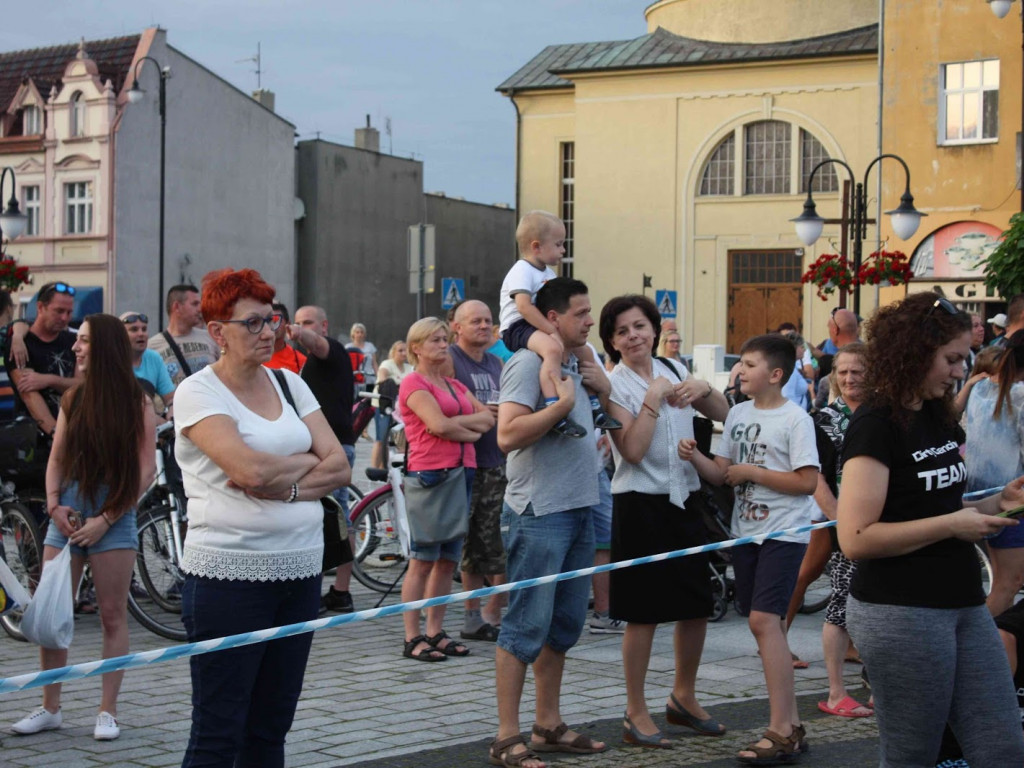 Wielkie nocne Dirty Dancing w Kruszwicy. Zobacz zdjęcia z maratonu zumby!