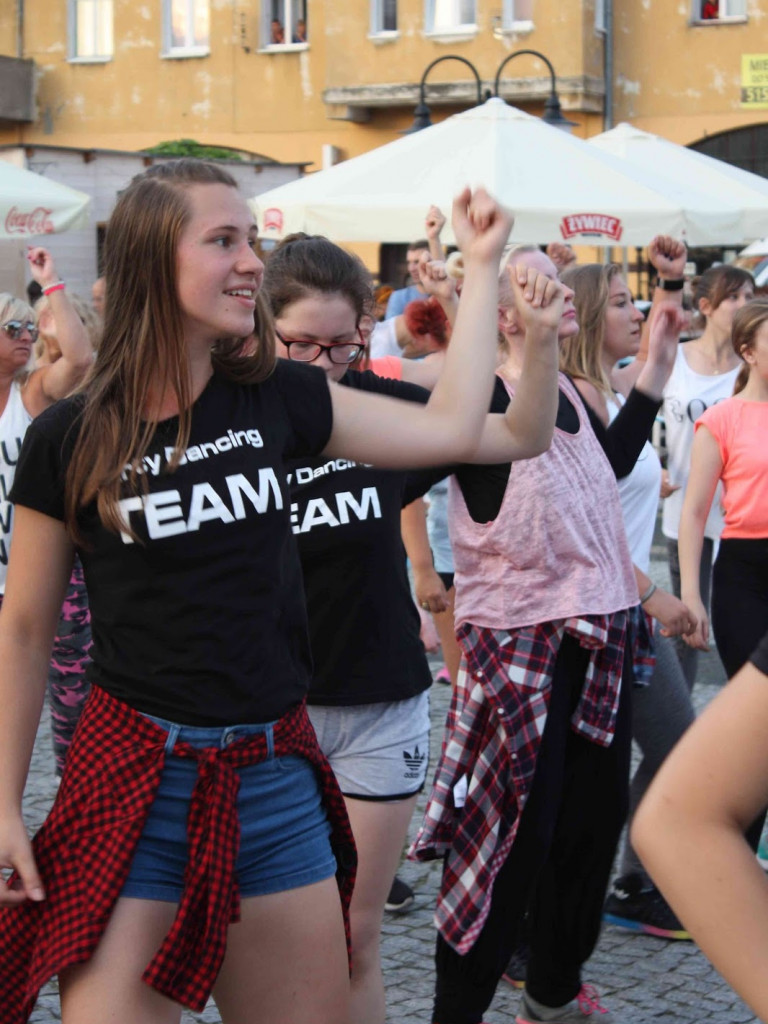 Wielkie nocne Dirty Dancing w Kruszwicy. Zobacz zdjęcia z maratonu zumby!