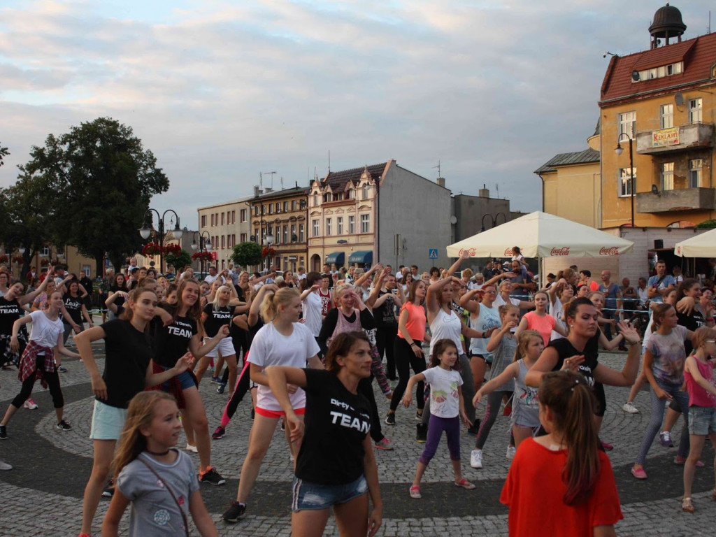 Wielkie nocne Dirty Dancing w Kruszwicy. Zobacz zdjęcia z maratonu zumby!
