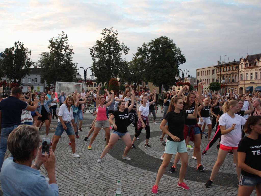 Wielkie nocne Dirty Dancing w Kruszwicy. Zobacz zdjęcia z maratonu zumby!