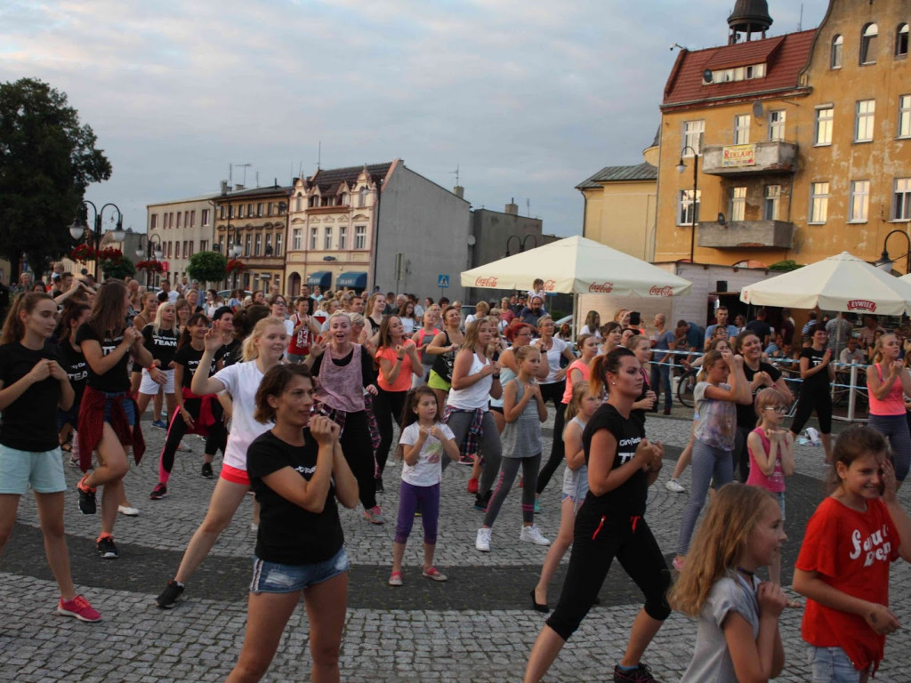 Wielkie nocne Dirty Dancing w Kruszwicy. Zobacz zdjęcia z maratonu zumby!