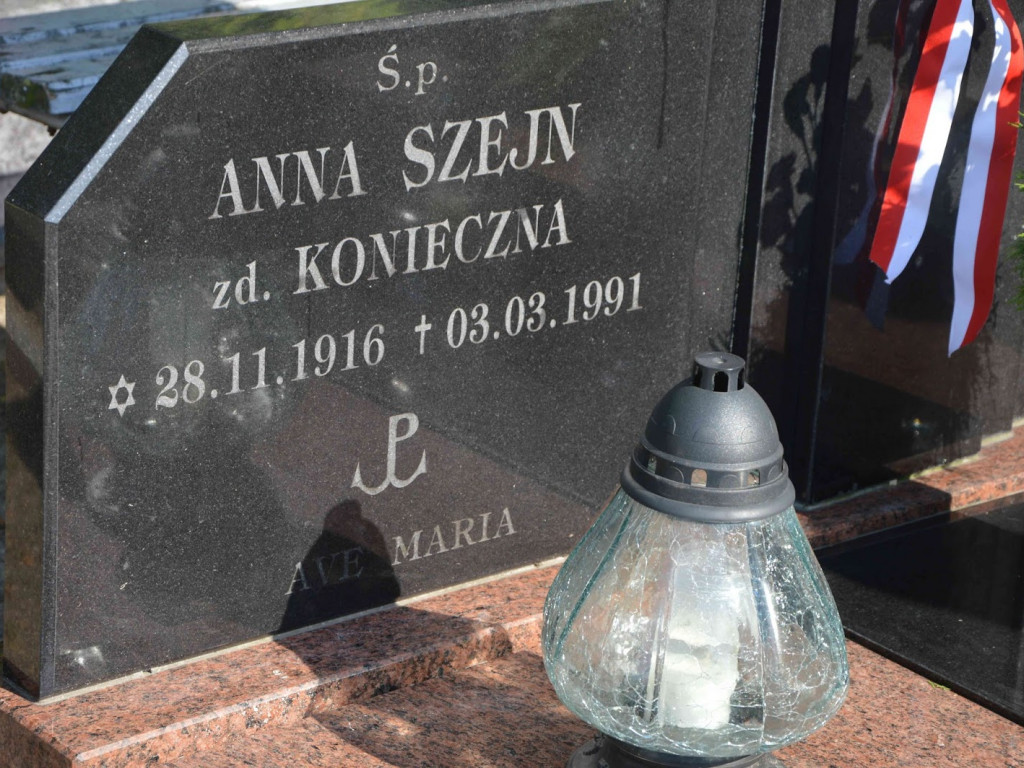 Pamięć o powstańcach z Kruszwicy trwa. Na grobie Anny Szejn płoną znicze [FOTO+VIDEO]