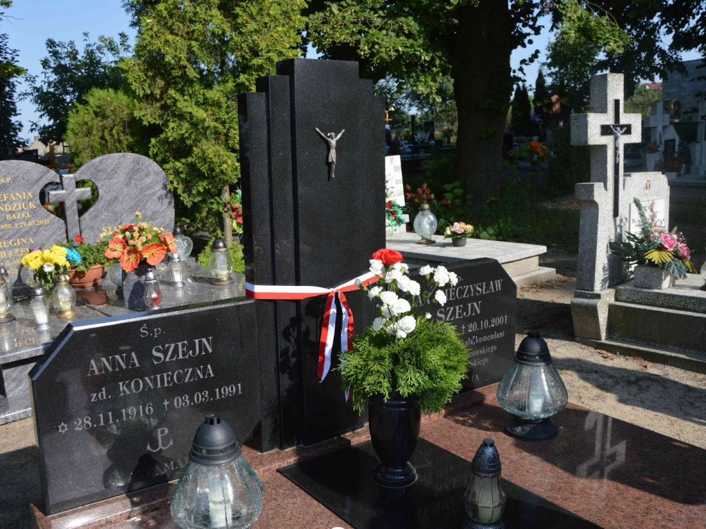 Pamięć o powstańcach z Kruszwicy trwa. Na grobie Anny Szejn płoną znicze [FOTO+VIDEO]