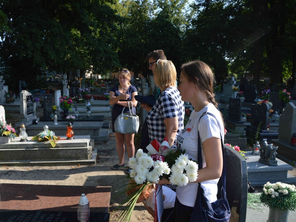 Pamięć o powstańcach z Kruszwicy trwa. Na grobie Anny Szejn płoną znicze [FOTO+VIDEO]